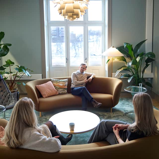 Personer i ett konferensrum med soffor