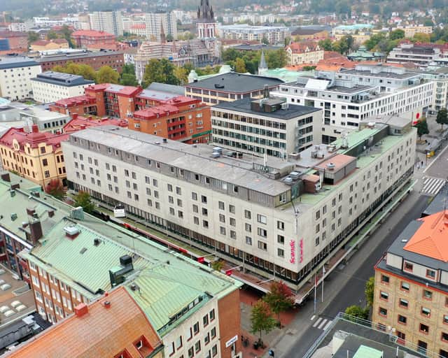 Två kollegor som sitter och jobbar, en man och en kvinna