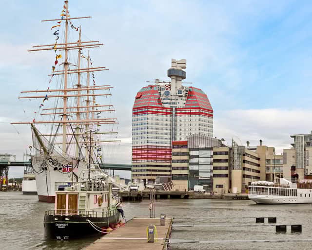 Båtar i hamn vid Lilla Bommen.