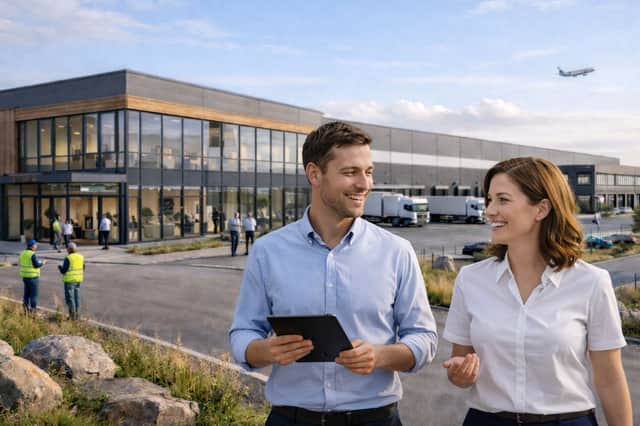 Mabn och kvinna framför byggnad