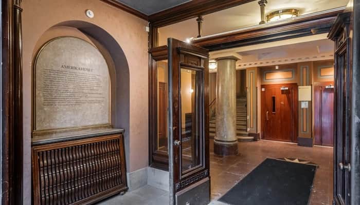 Innanför entrén till huset med hiss