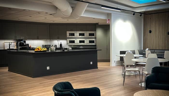 Ett allrum med möbler och ett kök.