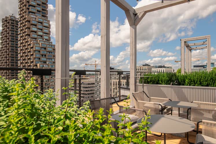 Grönskande utsikt över Vasastan från Blique by Nobis uteterass 