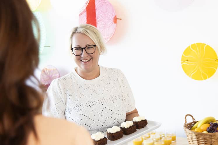 Bild på en kvinna som håller i fika under en konferensbokning i World Trade Center. 