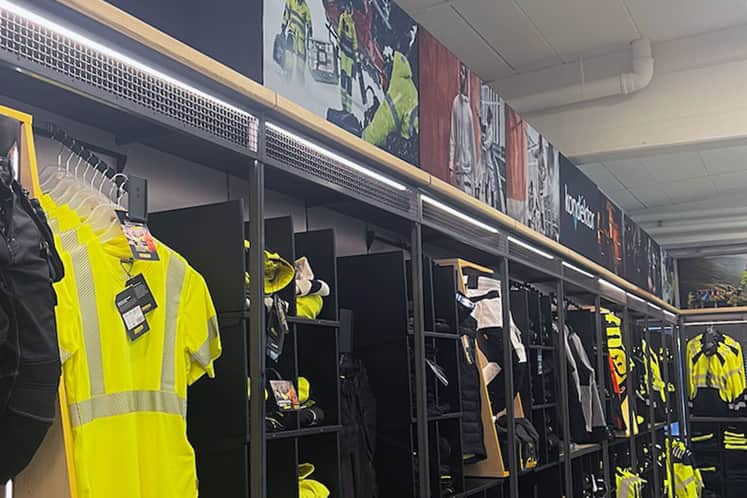 Butik där det hänger arbetskläder på väggarna.