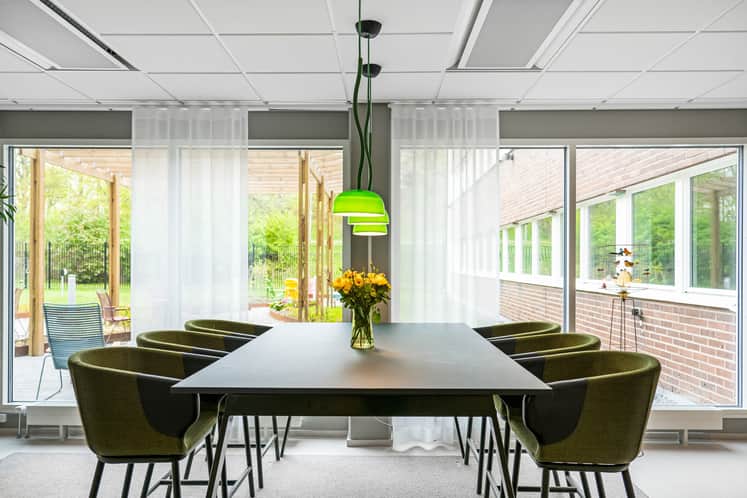 Interiörbild av tom matsal.