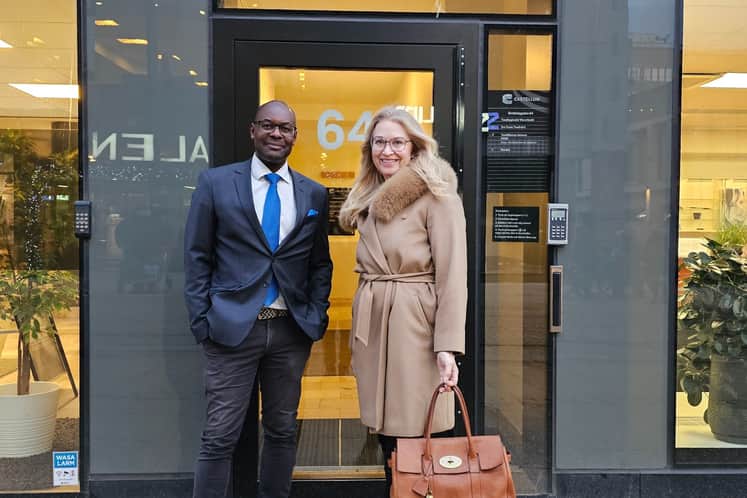 Bild över Eva Frennesson med kollega utanför den nya lokalen