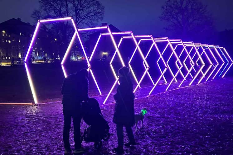En familj framför en ljusinstallation