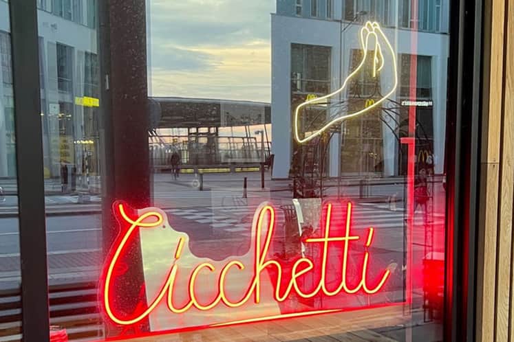 En lysande skylt i ett fönster där det står Cicchetti