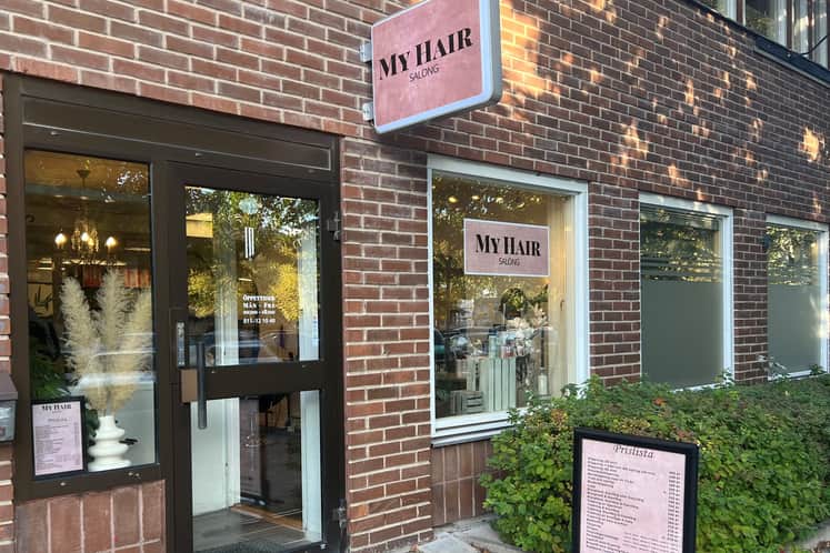 Entré till en frisörsalong med rosa fasadskylt där det står My Hair