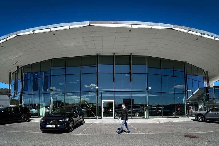 Som fastighetsansvarig för Bilia Väst är Zan Dimovski i ständig rörelse över hela Västsverige. Här utanför den uppdaterade bilhallen i Kungsbacka.