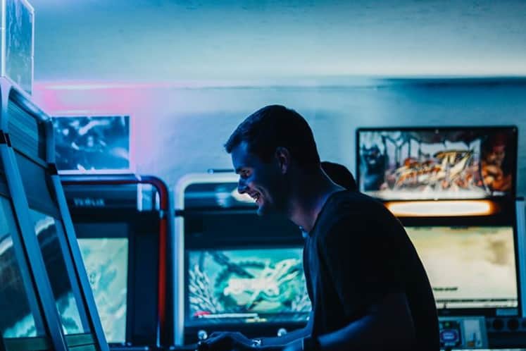 Person vid arkadspel.