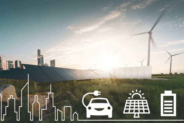 Solpaneler och vindkraftverk.