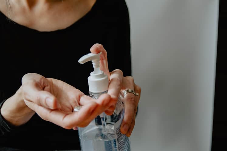 Person som tar handsprit.