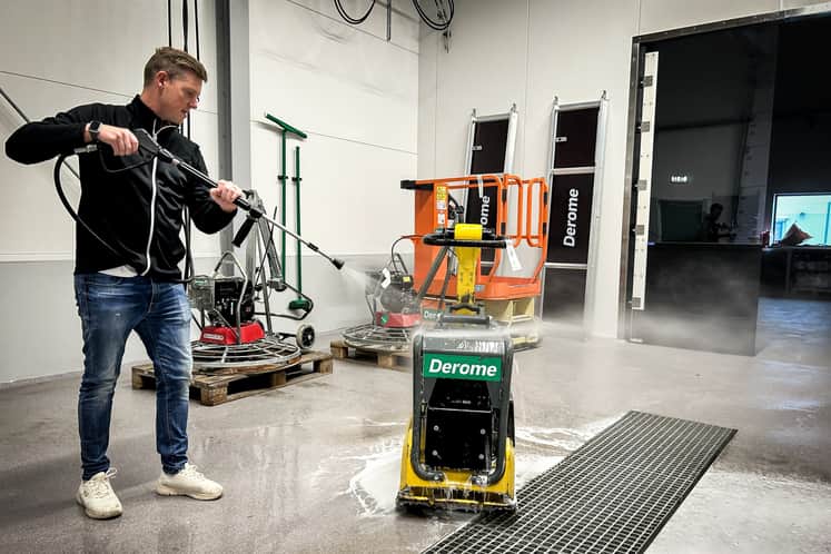 Alexander Bredöl, depåchef på nybyggda Derome Maskinuthyrning, rengör en maskin.