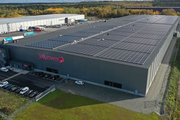 Drönarfoto över fastigheten med solpaneler på taket.