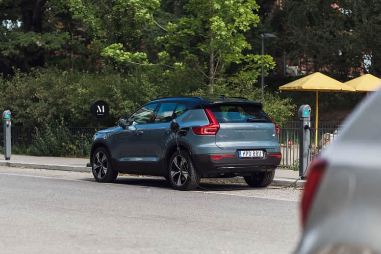 Bil vid laddstation.