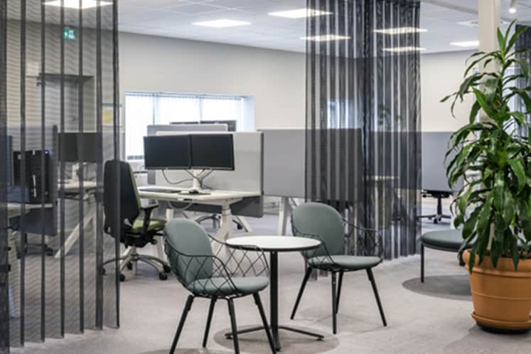 Kontorsmöbler i kontorsmiljö.