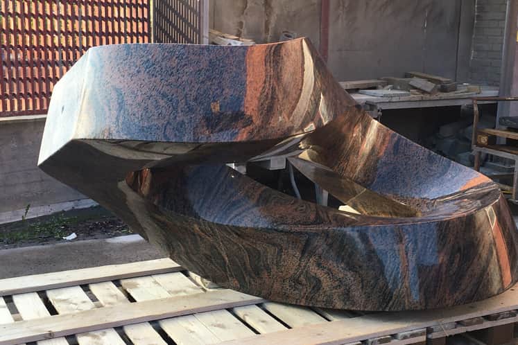 Närbild av skulptur.