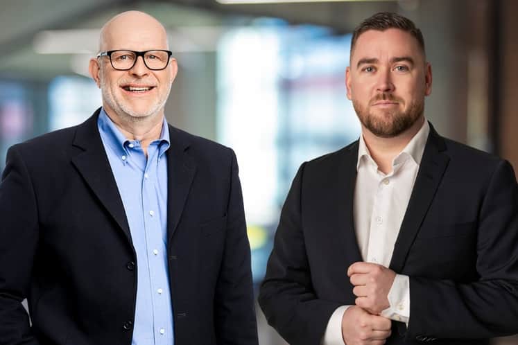 Bild på Harald och Johan i kavajer.