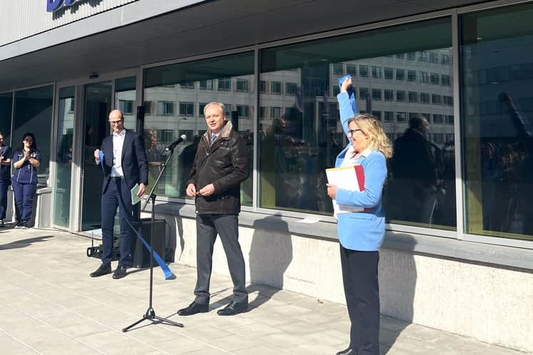 Bandklippning utanför Blå Stjärnans nya djursjukhus i Mölndal