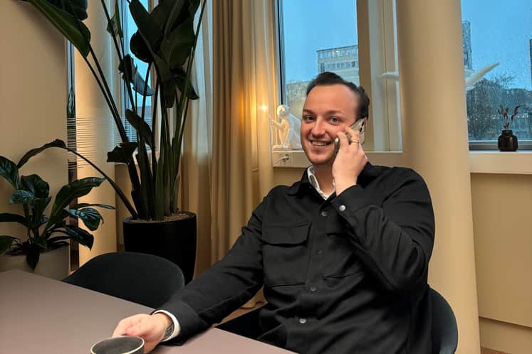 William Meijer sitter i telefon.