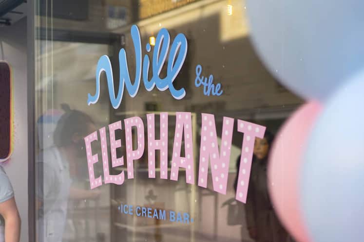 Närbild av butikens skyltfönster.