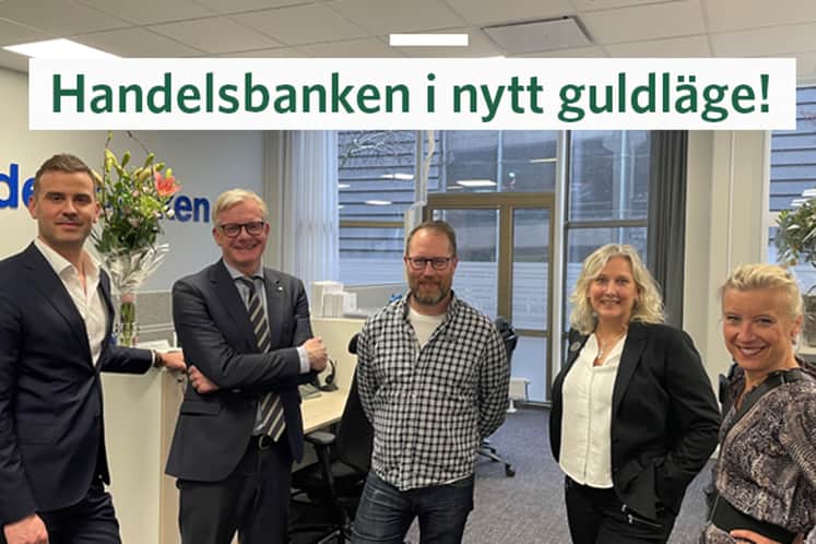 Medarbetare från Handelsbanken i sitt kontor.