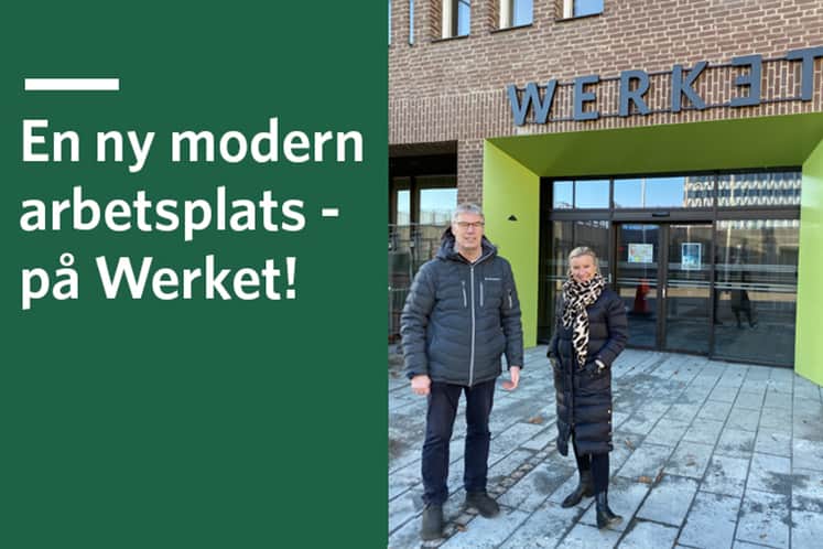 Två personer framför entrén till Werket.