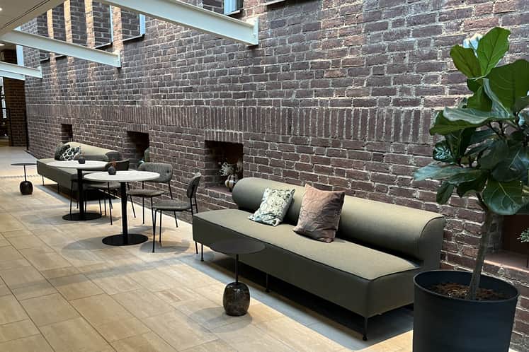 Tegelfasad med Werket i stora bokstäver på fasaden