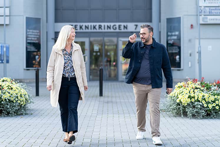 Muharrem och Therese går framför en byggnad med skylten Teknikringen 7.