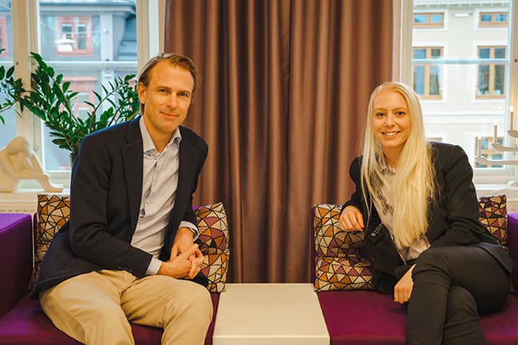 Gustav och Sarah sitter bredvid varandra i en soffa.