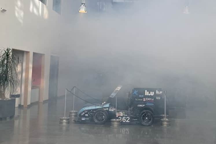 Rökfylld lokal med bil.