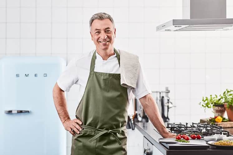 Tareq Taylor i ett kök.