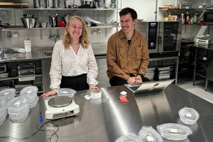 En man och en kvinna sitter vid ett bord i ett kök.