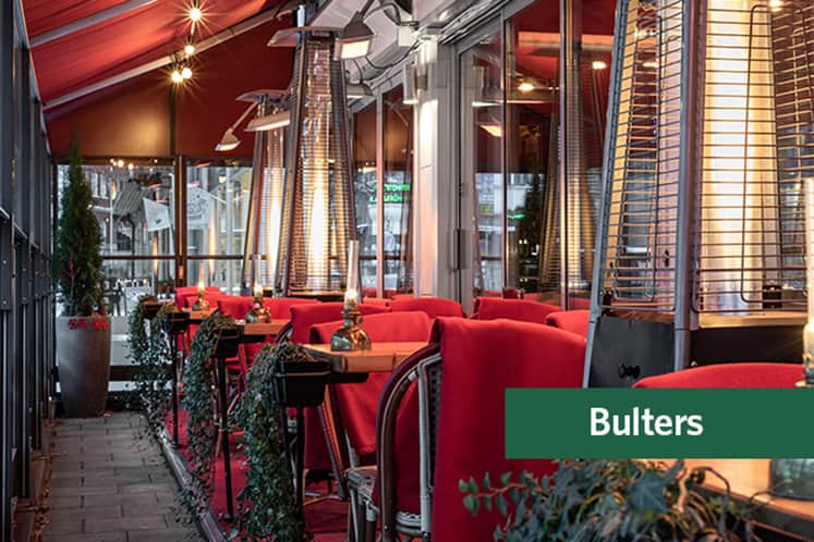 Sittplatser på Butlers inglasade uteservering.