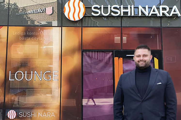 Christian står framför entrén till restaurangen.