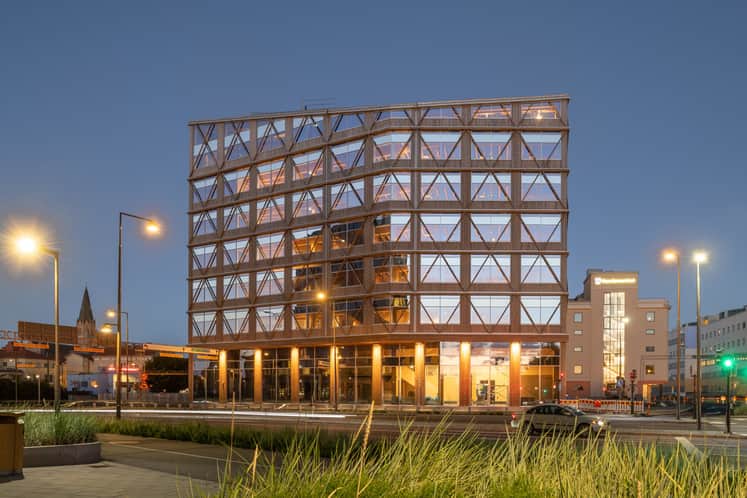 Kvällsbild på fastigheten.