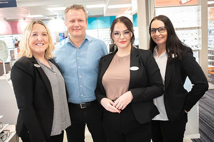 Magnus och medarbetare bredvid varandra i butiken.