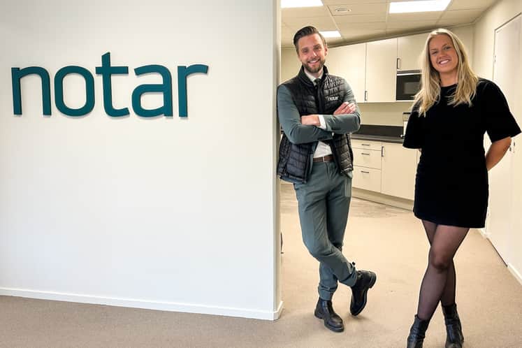 Oskar och mäklarkollegan Malin Wallén trivs tillsammans med övriga medarbetare på det fräscht renoverade kontoret.