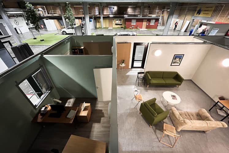 Lokaler med uppbyggda lägenheterna och övriga miljöer saknar tak och varje iscensatt situation kan bevittnas från en läktare av studenter och lärare.