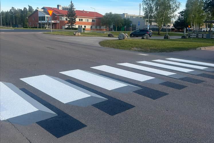 Ett övergångsställe målat med 3D-effekt