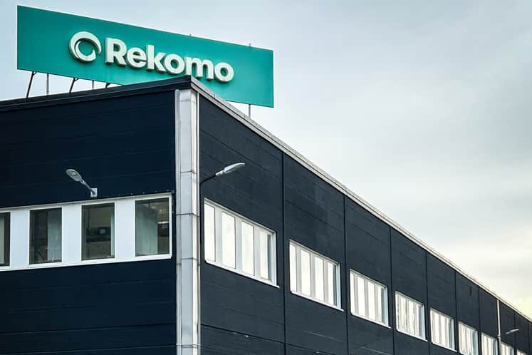 En parkeringsplats med bilar parkerade framför en byggnad.