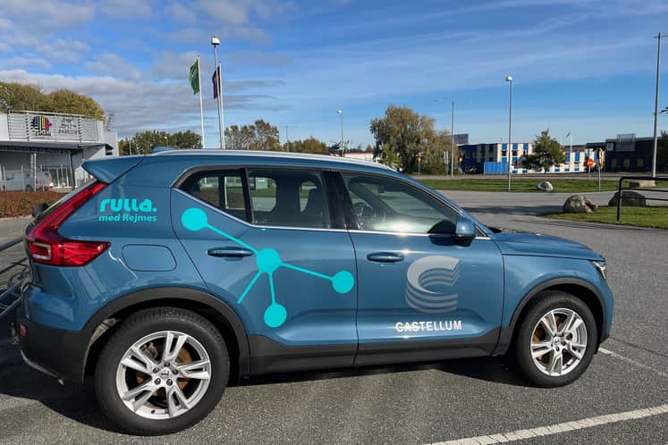 Klarblå volvo med texten Rulla och Castellum logotype på lacken
