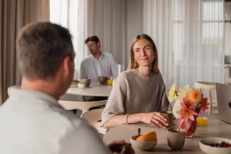 Personer sitter vid ett bort och äter lunch.