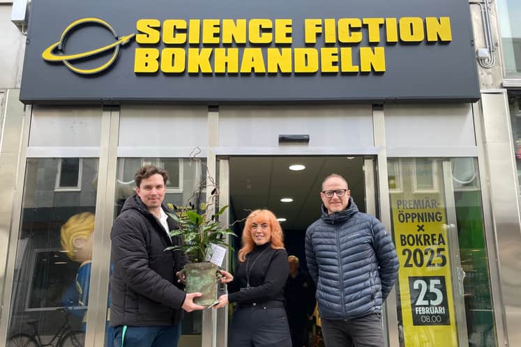 Beata Homring tillsammans med kollegorna utanför den nyöppnade bokhandeln