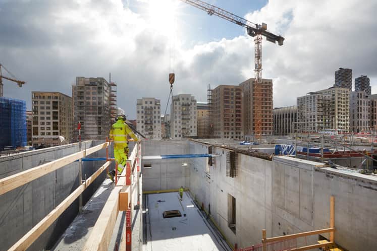 Utsikt över byggplatsen med höghus i bakgrunden