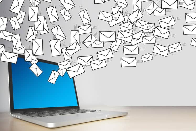 En dator där det flyger ut animerade brev