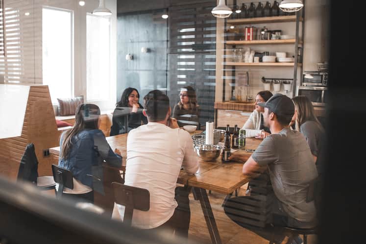 En grupp människor som sitter kring ett bord.