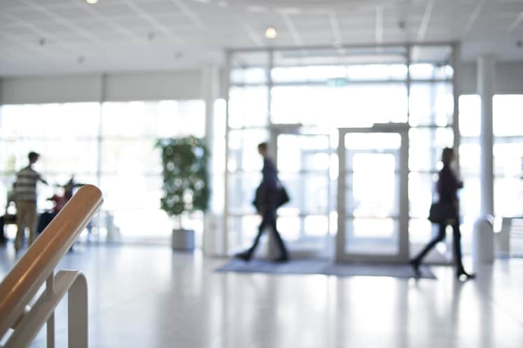 Ljus lokal med människor i bakgrunden.